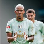 Atacante brasileiro tem atuação de gala com dois gols e assistência em Portugal