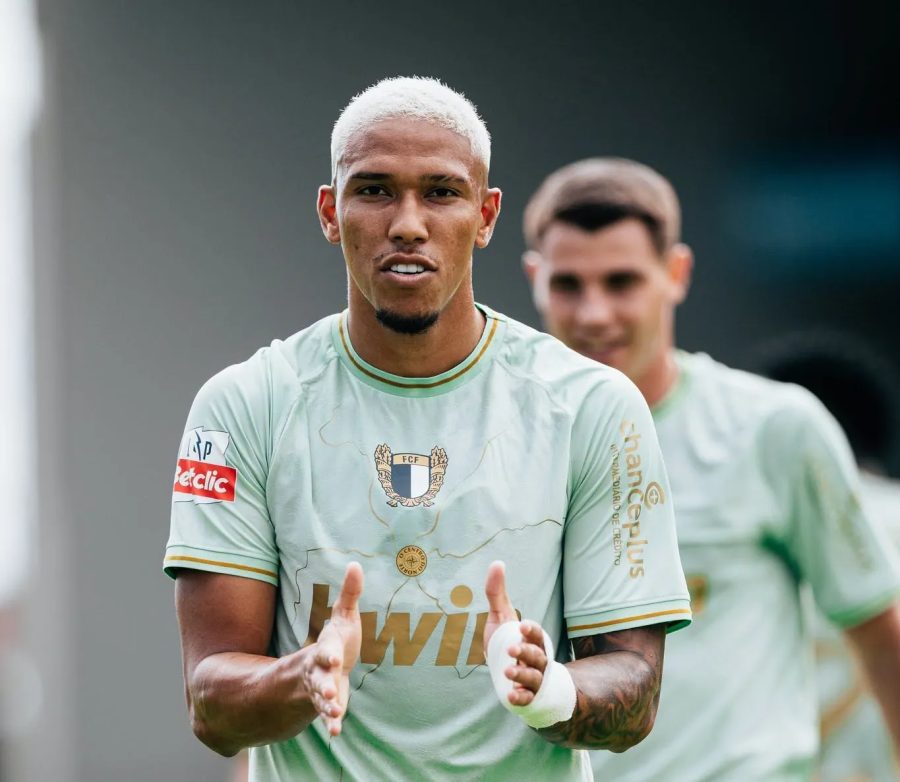 Atacante brasileiro tem atuação de gala com dois gols e assistência em Portugal