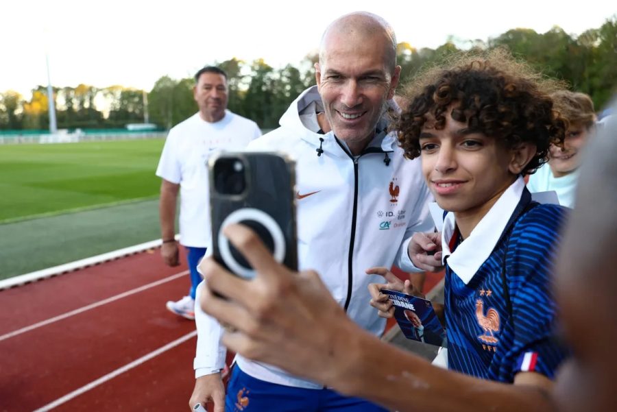 Difícil gestão de egos e cobrança por bom futebol: veja como Zidane inicia desafio na França