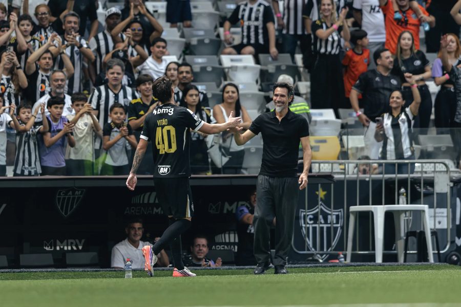 Zagueiro do Atlético-MG comenta relação com Domínguez, e família celebra gol em Fábio: "É mais gostoso"