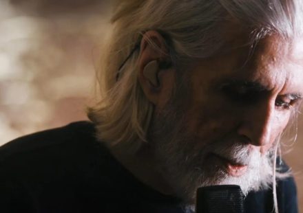 Aos 70 anos, Oswaldo Montenegro vai de Dolores Duran a Chico Buarque em 'Serenata', álbum no estilo voz e piano