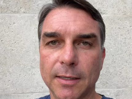 Após perder eleição, Flávio Bolsonaro é intimado por Moraes a entregar passaportes