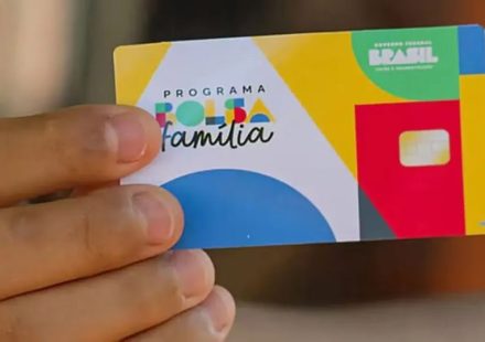 Campanha de Lula intensifica busca de votos entre beneficiários do Bolsa Família que ainda votam em Flávio Bolsonaro