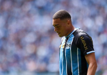Carlos Vinicius garante foco no Grêmio em reta final do contrato; Atlético-MG fez sondagem