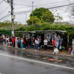 Com menos ônibus em São Paulo, eleitores demoram mais de 2 horas para votar