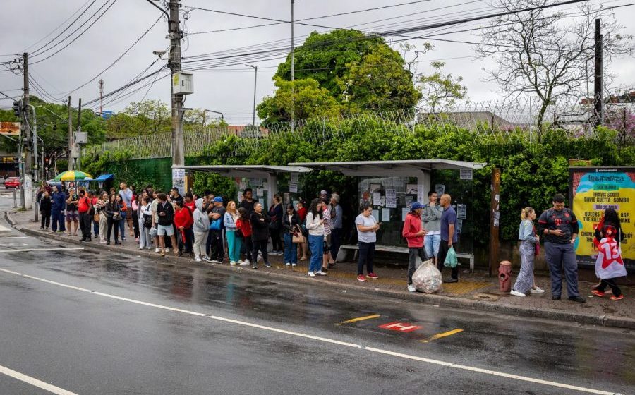 Com menos ônibus em São Paulo, eleitores demoram mais de 2 horas para votar