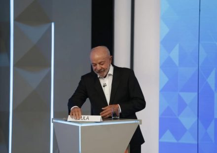 Como Lula perdeu o dedo? Após ironia de Flávio no debate da TV Globo, saiba como foi o acidente de trabalho do petista