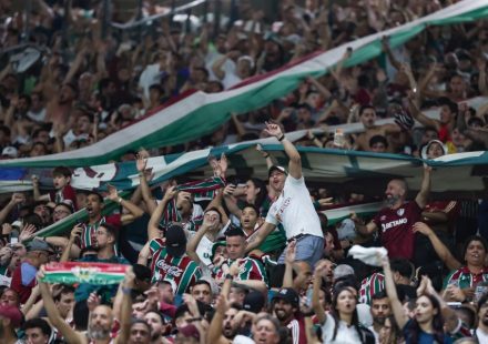 Conmebol multa Fluminense em R$ 450 mil por pirotecnia e experiências comerciais no Maracanã