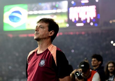 Corinthians encaminha acordo com Diniz para pagar parcelado R$ 4,8 milhões da rescisão