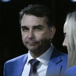 Deputados do PT pedem a prisão de Flávio e alerta vermelho da Interpol