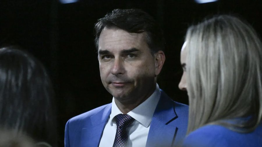 Deputados do PT pedem a prisão de Flávio e alerta vermelho da Interpol