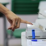 Eleitores vão cedo aos locais de votação no Rio, mesmo com chuva