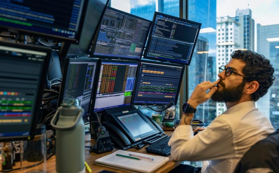 Estabilização do dólar e da bolsa também dependerá de sinais do governo sobre os rumos da política econômica