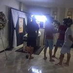 Familiares e amigos se despedem de mulher morta a facadas em Moita Bonita