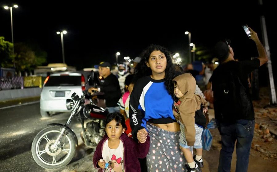 Famílias ainda buscam por desaparecidos após terremoto na Venezuela