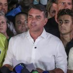 Filha de Flávio Bolsonaro falta à escola há 2 dias em meio à suspeita de fuga do senador