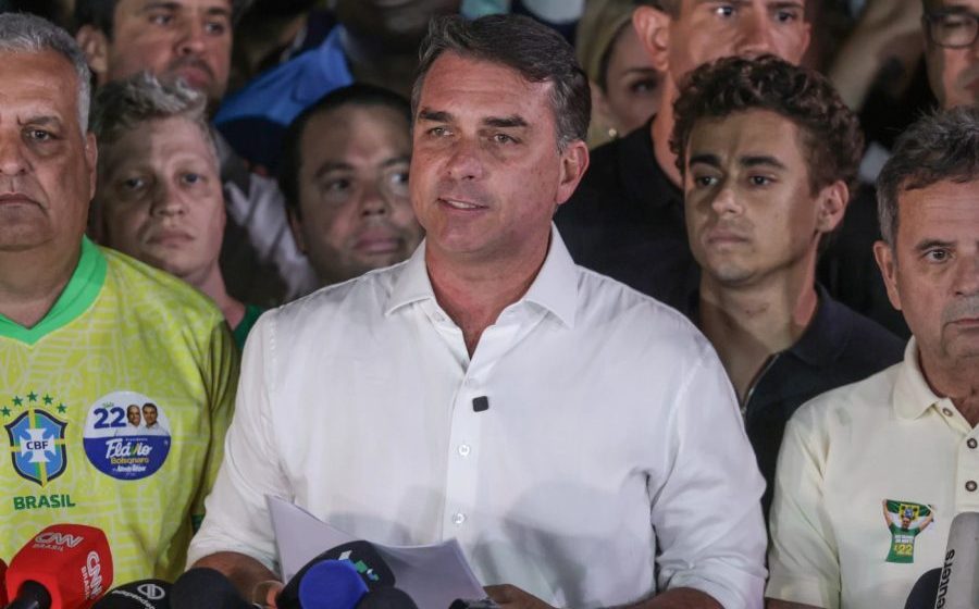 Filha de Flávio Bolsonaro falta à escola há 2 dias em meio à suspeita de fuga do senador