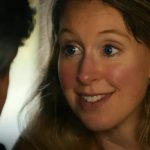 Filme sobre Elizabeth Holmes, empresária condenada por fraude, ganha data de estreia no Brasil