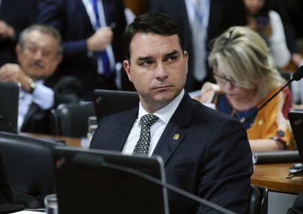 Flávio Bolsonaro está nu como o rei da fábula