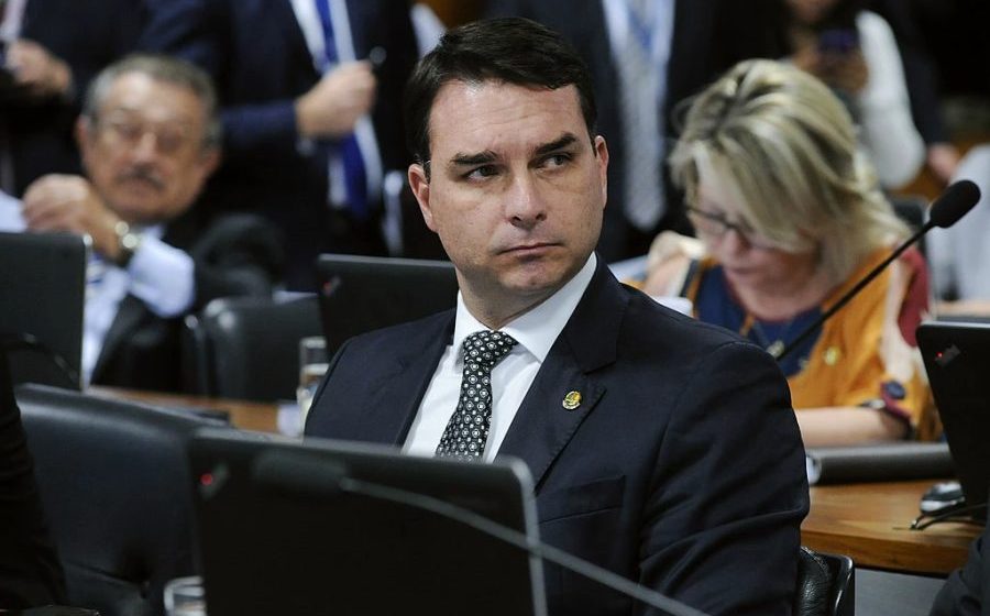 Flávio Bolsonaro está nu como o rei da fábula