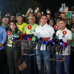 Flávio Bolsonaro: Veja quem estava junto ao candidato derrotado em discurso após apuração
