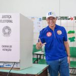 Governador reeleito Fábio Mitidieri vota em Aracaju
