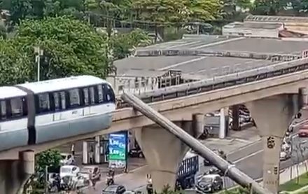 Guindaste cai sobre monotrilho e atinge trem em São Paulo