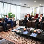Hugo Motta e Alcolumbre visitam TSE durante 2º turno das eleições
