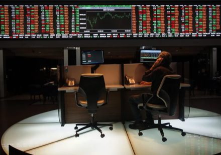 Ibovespa abre estável com eleições e balanços em foco; dólar sobe