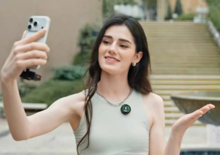 Insta360 coloca "tela de Kindle" colorida em microfone para cativar influencers