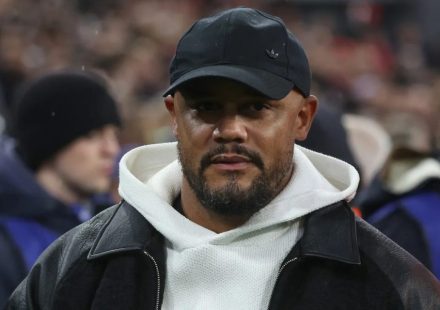 Kompany é levado de ambulância para hospital após se sentir mal no CT do Bayern