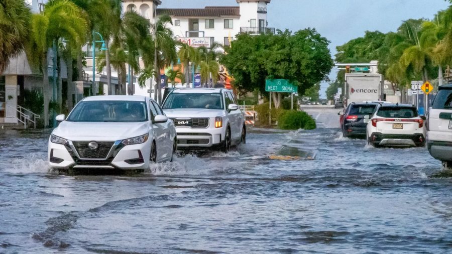 Mar avança e alaga áreas nas duas costas dos Estados Unidos