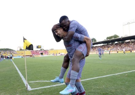 Nonato chora, pede desculpas à torcida do Fluminense e é consolado por Arias