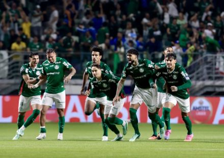 Paulinho termina jogo mancando e preocupa Abel no Palmeiras: "Tenho fé que não seja nada"
