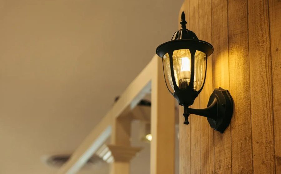 Por que o sensor de iluminação acende sem ninguém passar?